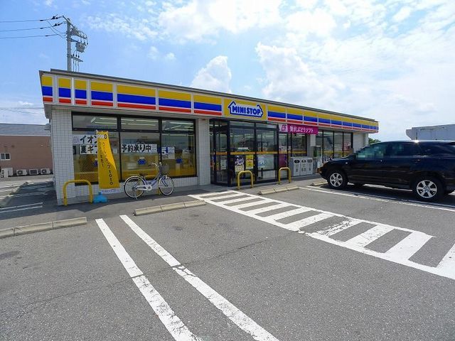 近くのミニストップ尾島粕川店まで900m（徒歩12分）