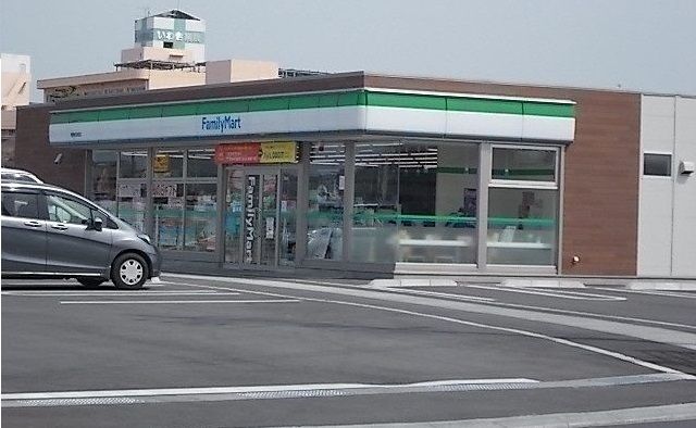 近くのファミリーマートさんまで250m（徒歩4分）
