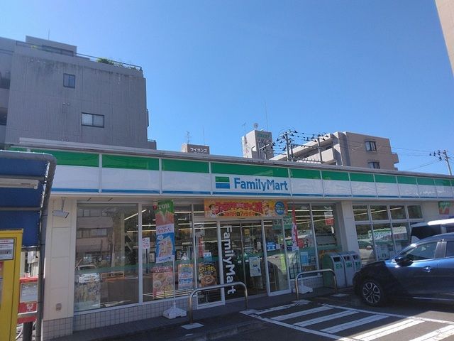 近くのファミリーマート泉中央駅前店まで290m（徒歩4分）