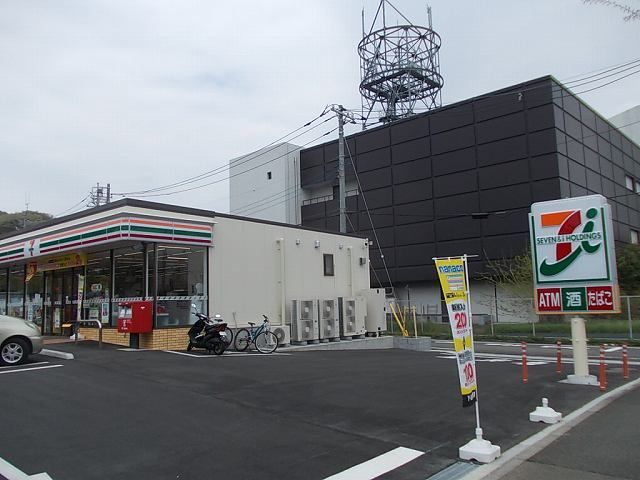 近くのコンビニまで290m（徒歩4分）