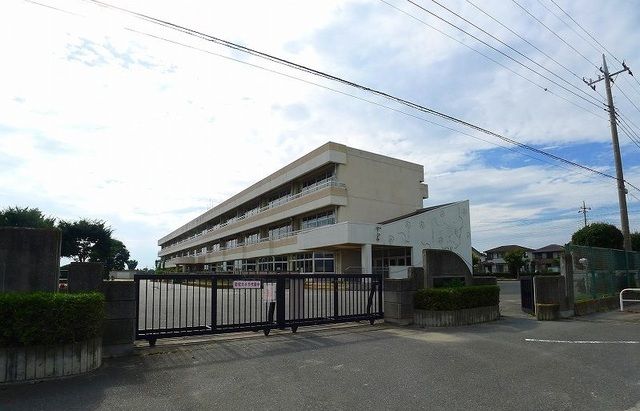 近くの伊勢崎市立あずま北小学校まで1,100m(徒歩14分)