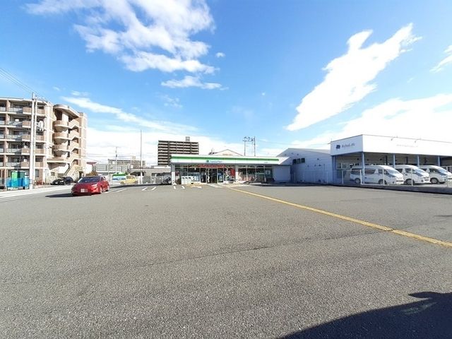 近くのファミリーマート 高知仲田町店まで500m(徒歩7分)