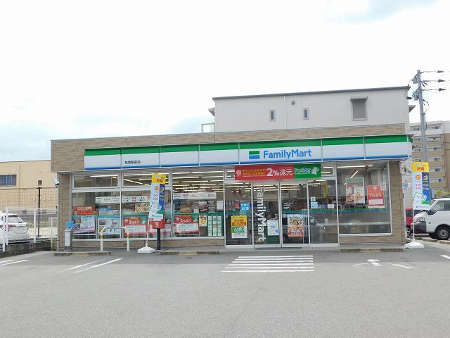 近くのファミリーマートまで500m（徒歩7分）