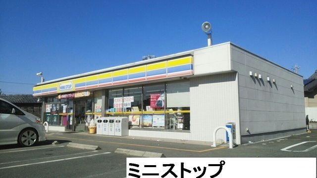 近くのミニストップまで810m（徒歩11分）