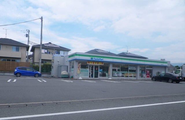 近くのファミリーマート裾野せぎ原店まで1,300m（徒歩17分）