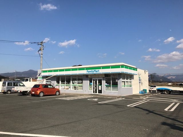 近くのファミリーマート熊本大津店まで250m（徒歩4分）