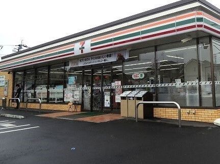 近くのセブンイレブン伊奈栄6丁目店まで990m(徒歩13分)