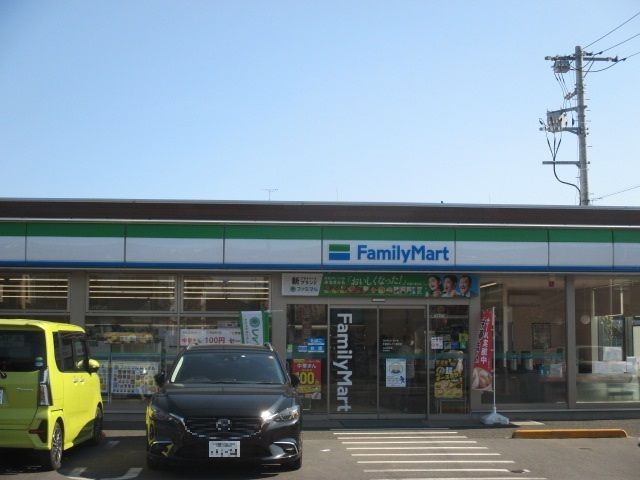 近くのファミリーマートみどり野南店まで550m（徒歩7分）