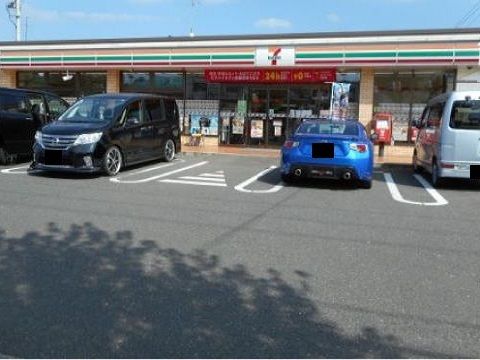 近くのセブンイレブン須賀川丸田町店まで300m(徒歩4分)