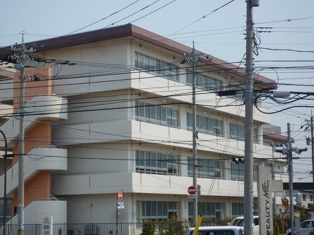 近くの諸江町小学校まで1,300m(徒歩17分)