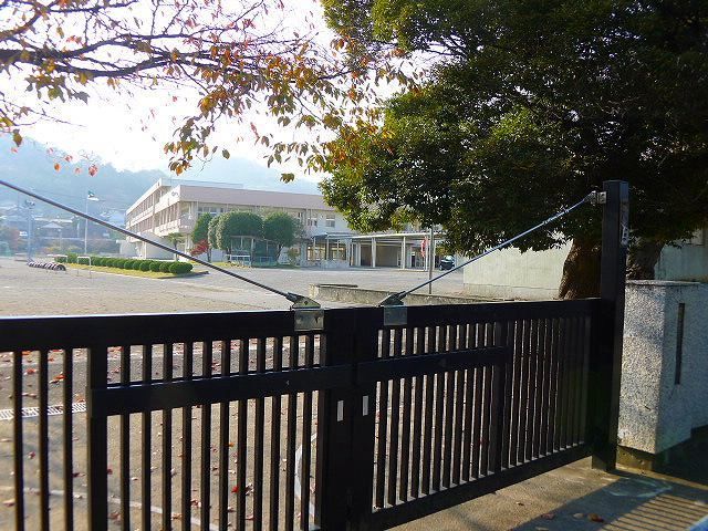 近くの桐生市立広沢小学校まで1,600m(徒歩20分)