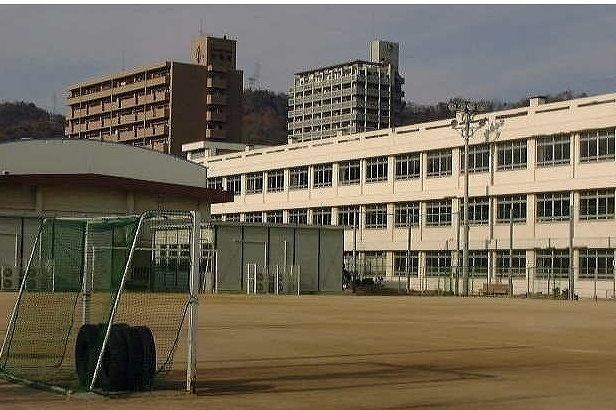 近くの中山小学校まで550m（徒歩7分）