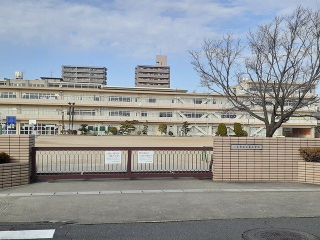 近くの一宮市立 三条小学校まで600m(徒歩8分)