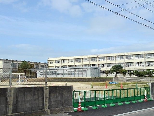 近くの福津市立福間中学校まで450m（徒歩6分）