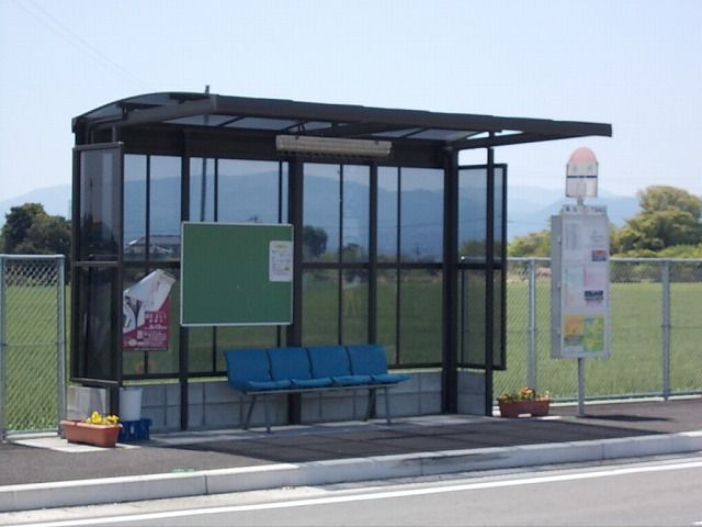 近くの西鉄当所バス停まで130m（徒歩2分）