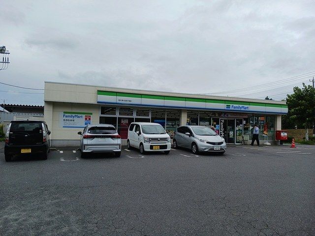 近くのファミリーマートまで160m(徒歩2分)