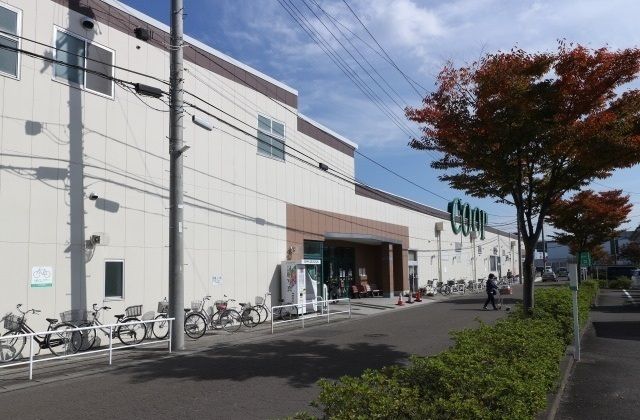 近くのコープ高砂駅前店まで300m（徒歩4分）