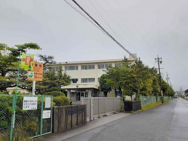 近くの庄野小学校まで950m(徒歩12分)