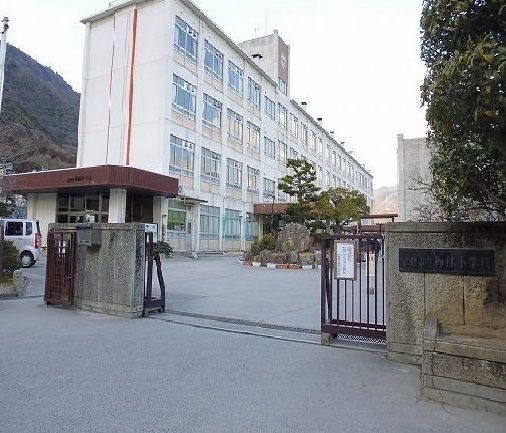 近くの梅林小学校まで800m（徒歩10分）