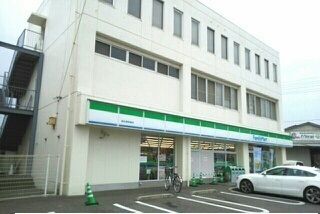 近くのファミリーマートさんまで920m（徒歩12分）