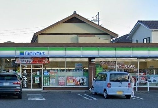 近くのコンビニまで200m（徒歩3分）