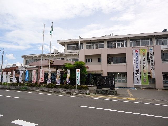 近くの岩出市役所様まで52m(徒歩1分)