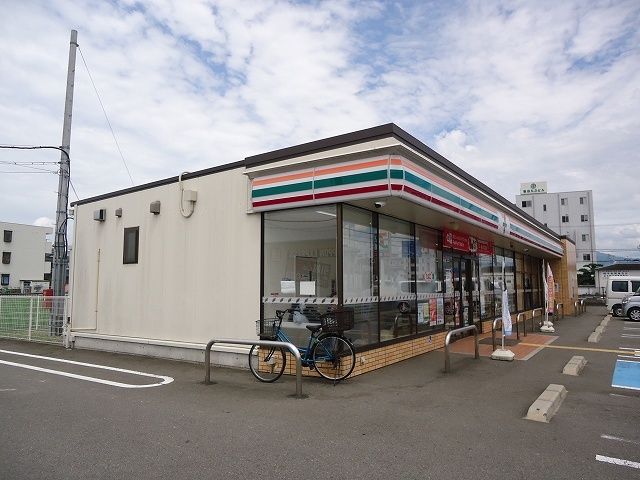近くのセブンイレブン岩出市役所前店様まで79m(徒歩1分)