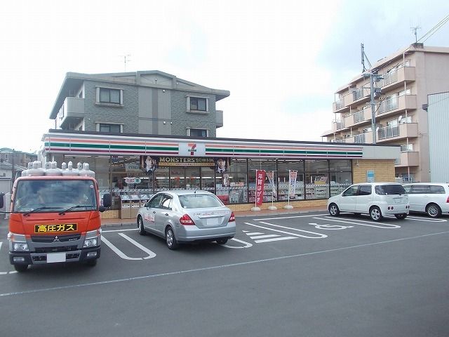 近くのセブンイレブンまで15m（徒歩1分）