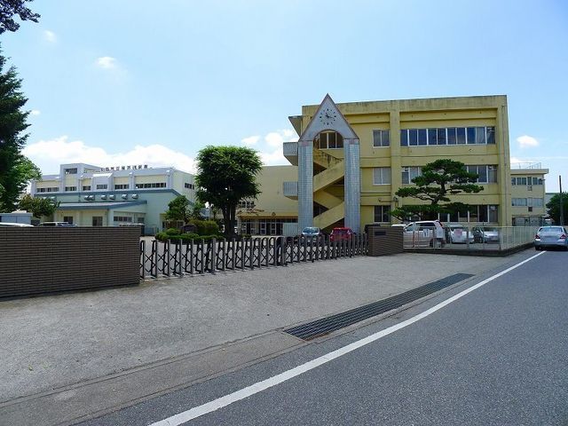 近くの太田市立強戸小学校まで600m（徒歩8分）