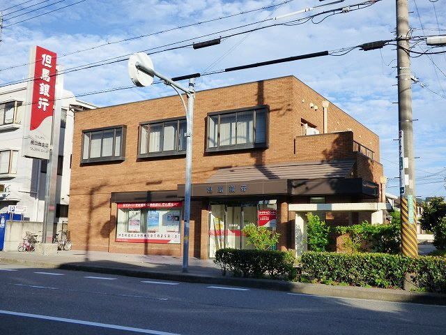 近くの但馬銀行まで500m(徒歩7分)