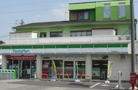 近くのファミリーマート大府若草店まで500m（徒歩7分）