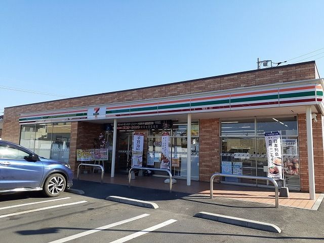 近くのセブンイレブン平松バイパス店まで600m(徒歩8分)