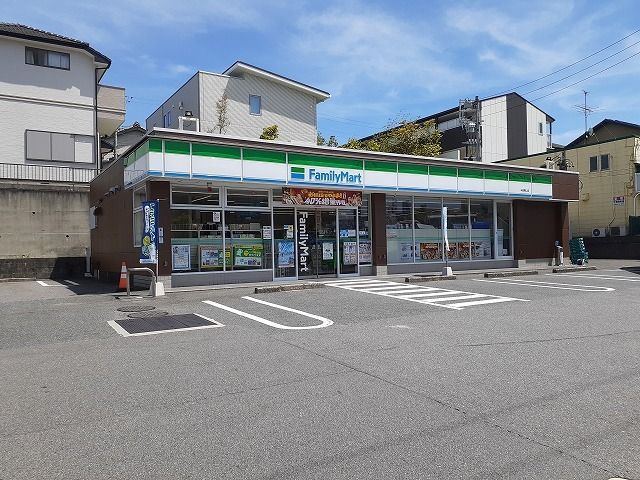 近くのファミリーマート半田青山店まで180m(徒歩3分)
