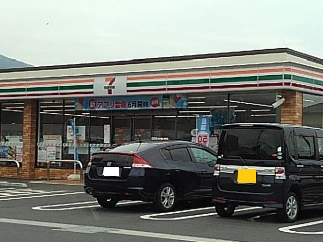 近くのコンビニまで450m（徒歩6分）