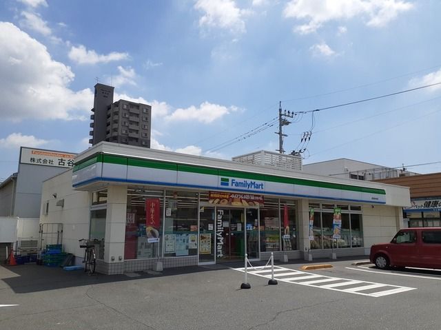 近くのファミリーマート東古松中央店まで450m（徒歩6分）