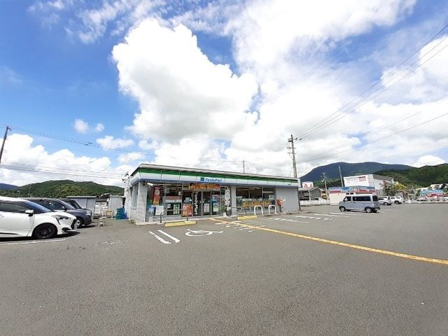 近くのファミリーマート 須崎桐間店まで1,100m(徒歩14分)