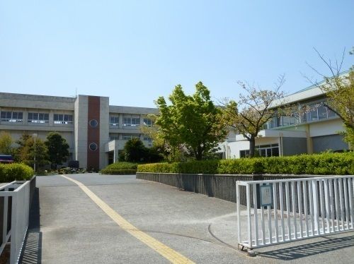 近くの小学校まで913m（徒歩12分）