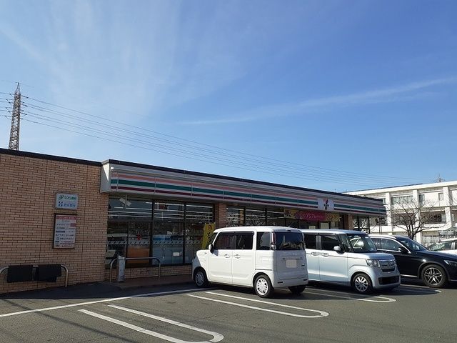 近くのコンビニまで30m（徒歩1分）