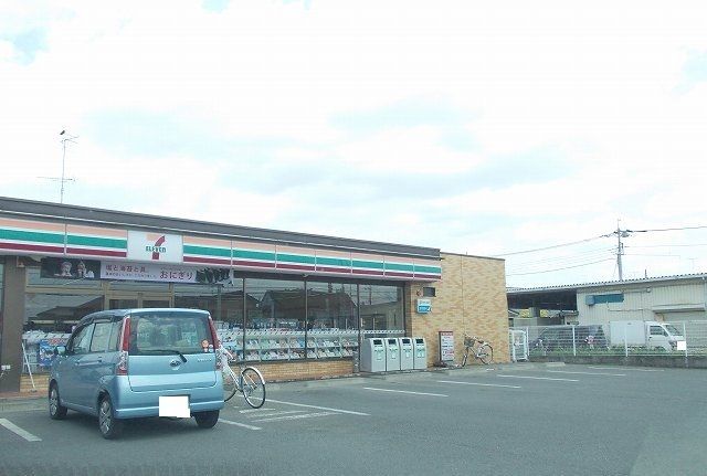近くのコンビニまで214m（徒歩3分）