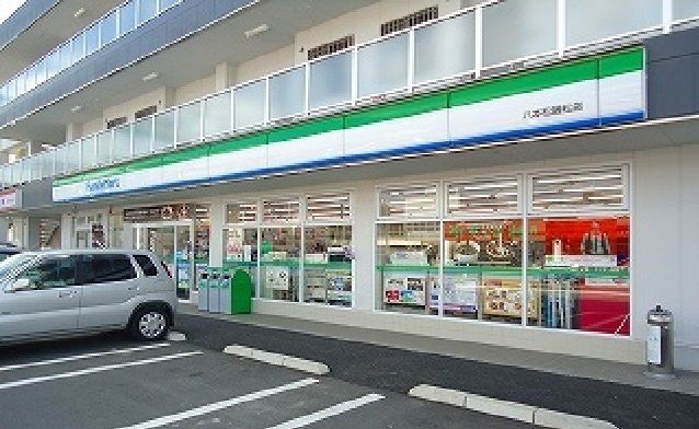 近くのファミリーマート八本松磯松店まで900m（徒歩12分）