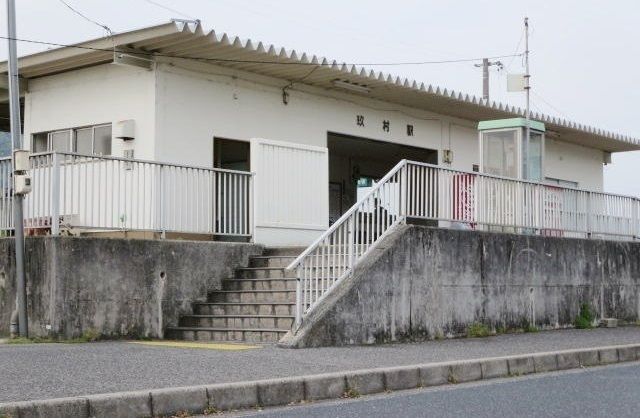 近くの駅まで1,800m（徒歩23分）