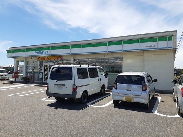 近くのファミリーマート龍ヶ崎平台店まで460m（徒歩6分）