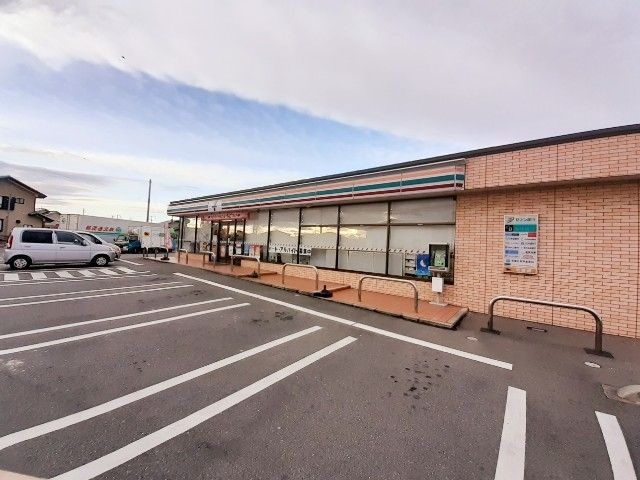 近くのセブンイレブン伊勢崎富塚町店まで300m（徒歩4分）
