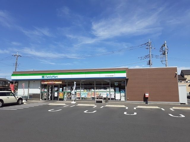 近くのファミリーマートまで146m（徒歩2分）