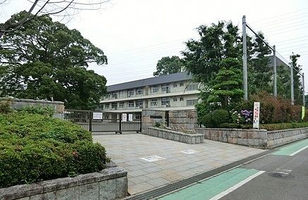 近くの相模原市立新磯小学校まで900m（徒歩12分）
