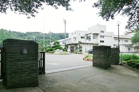 近くの相模原市立相陽中学校まで1,100m（徒歩14分）