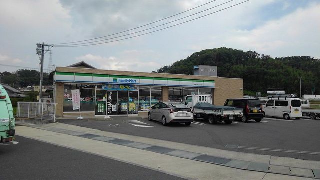 近くのファミマ伊賀上野インター店様まで3,500m（徒歩44分）