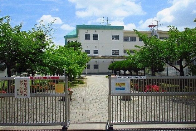 近くの神野小学校まで1,000m(徒歩13分)