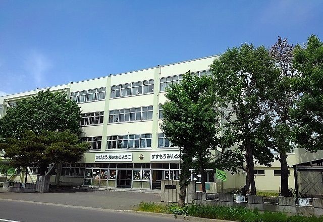 近くの栄東小学校まで400m(徒歩5分)