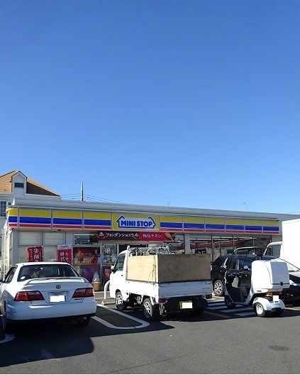 近くのミニストップまで50m（徒歩1分）
